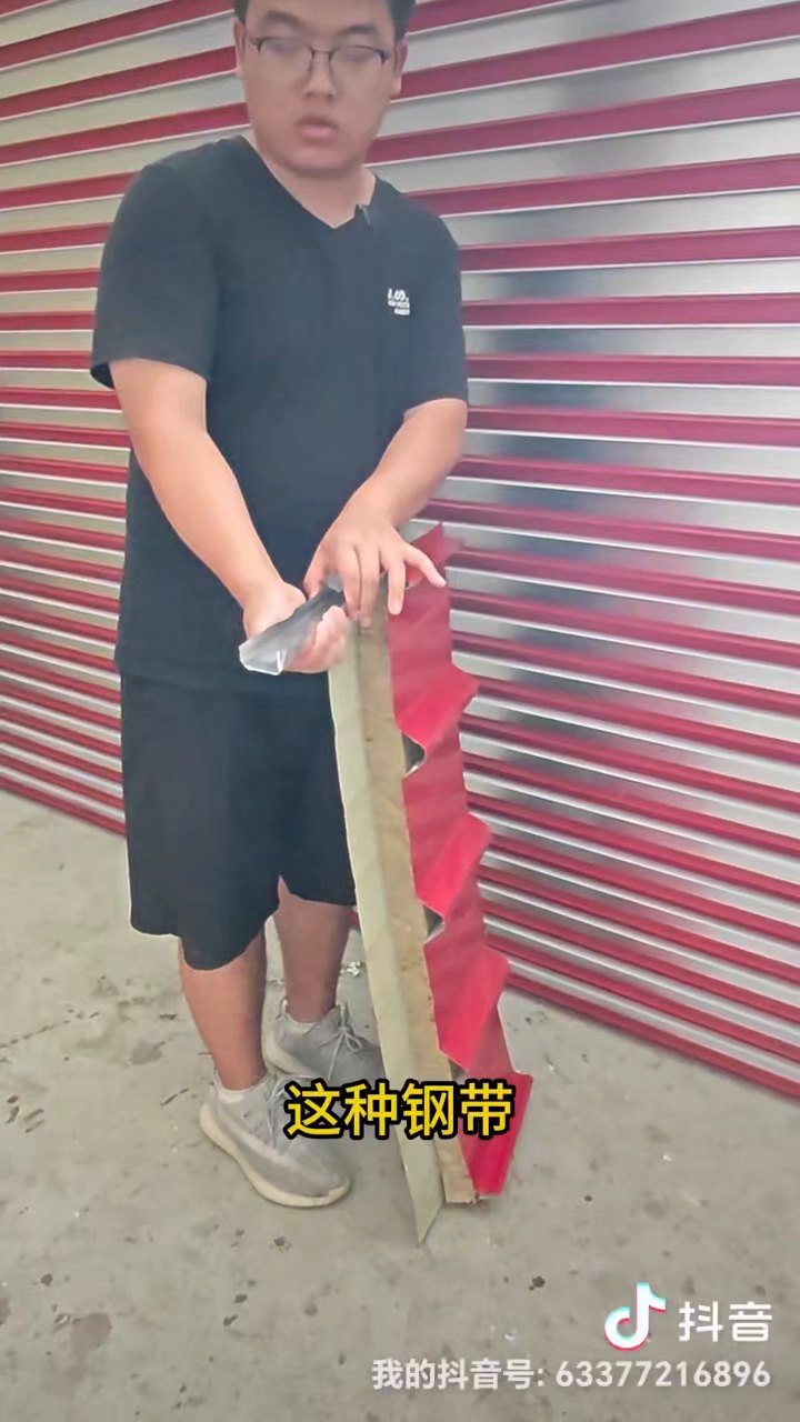 宏达彩钢自有视频中的夹芯板基础实物讲解画面