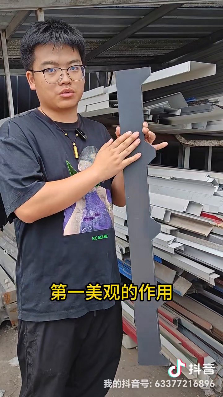 宏达彩钢自有视频中的夹芯板配件实物讲解画面