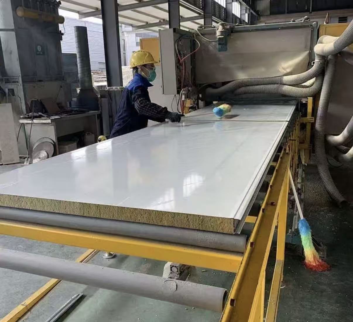 工人操作岩棉夹芯板生产线